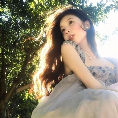 坐在酒吧里吃蛋糕